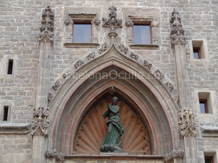 Virgin Mary with seashell over the entrance of Santa Maria del Mar church in Passeig del Born (Barcelona, España)